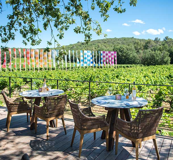 Vue sur les vignes depuis la terrasse du restaurant Chez Jeannette, restaurant gastronomique de Peyrassol